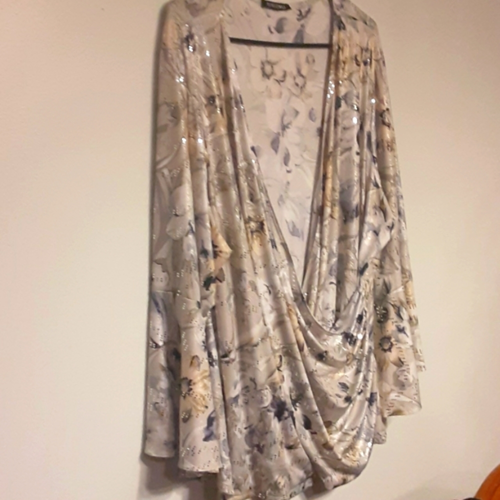 ROZ & ALI size 3x Blouse has Multi Color with a shimmery accent